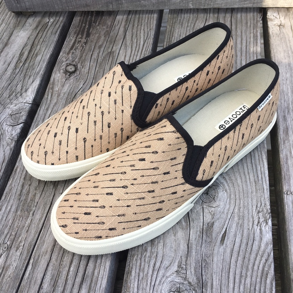 Groove Arrow Beige Slip-On Sneakers SZ 8! NEW!